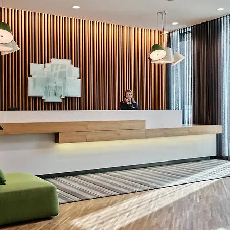 - Centre By Ihg מלון ורשה