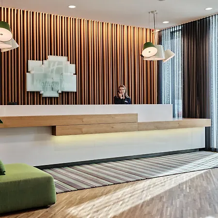 - Centre By Ihg מלון ורשה